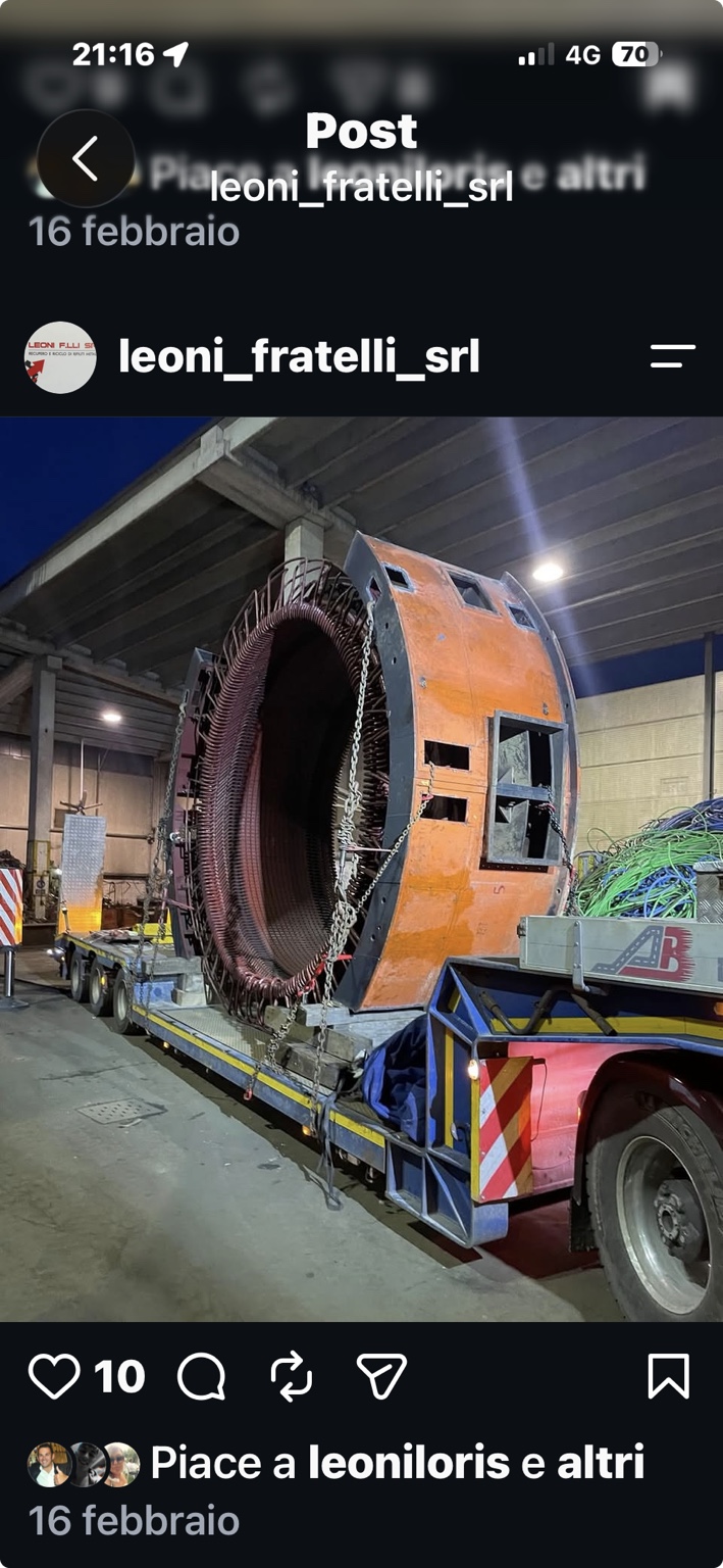 Grande statore industriale trasportato su semirimorchio